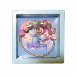 bratara tip pandora stitch mk3 Bratara metalica tip Pandora cu tema Stitch, avand un charm central cu personajul roz, margele colorate si charmuri tip fata zambitoare mov si roz, asezata intr-o cutie cadou.