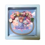 bratara tip pandora stitch mk4 Bratara metalica tip Pandora cu tema Stitch, avand un charm central cu personajul roz in picioare, margele colorate si charmuri tip fata zambitoare, asezata intr-o cutie cadou.