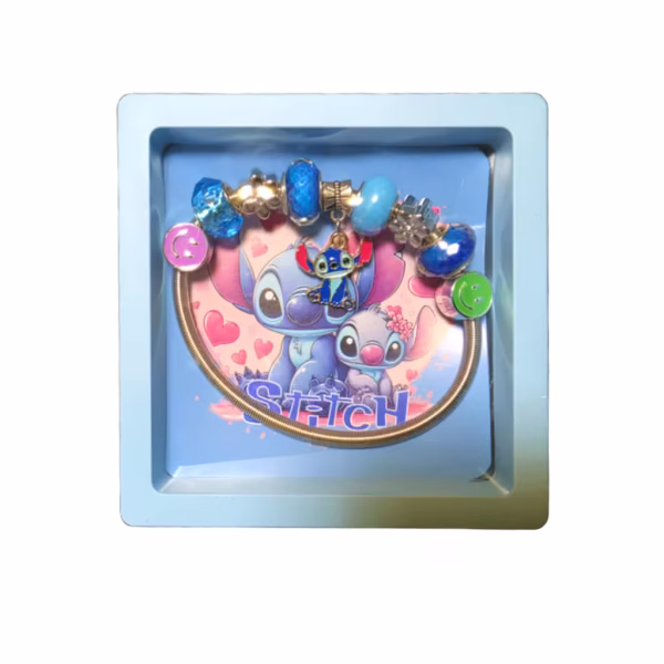 bratara tip pandora stitch mk6 Bratara metalica tip Pandora cu tema Stitch, avand un charm central cu personajul extraterestru albastru, margele colorate si charmuri tip fata zambitoare, asezata intr-o cutie cadou.