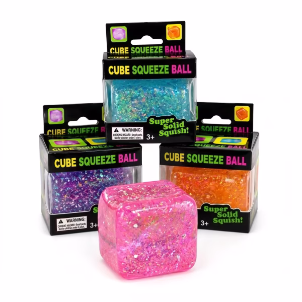 cub needoh antistres squishy cu sclipici 5 cm Un cub roz cu sclipici asezat in fata a trei ambalaje individuale cu cuburi in nuante de albastru, mov si portocaliu.