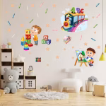 Decor de perete pentru camera prescolarilor cu elemente de joaca si invatare, creioane dispersate.