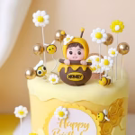 Set 16 Toppere Tort Albinuțe 3D Tort galben decorat vesel cu un set de 16 toppere 3D cu tematică albinuțe, incluzând un bebeluș în borcan de miere, flori, bile galbene și albinuțe zburătoare.