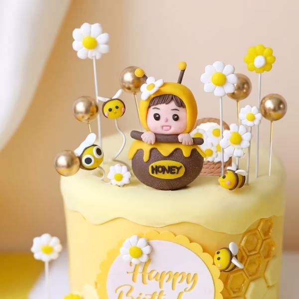 Set 16 Toppere Tort Albinuțe 3D Tort galben decorat vesel cu un set de 16 toppere 3D cu tematică albinuțe, incluzând un bebeluș în borcan de miere, flori, bile galbene și albinuțe zburătoare.