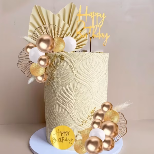 Set 30 Toppere Tort Bile Aurii și Frunze Tort decorat elegant cu o cascadă de bile aurii și albe din polistiren, frunze evantai din carton auriu și un topper Happy Birthday din acril.