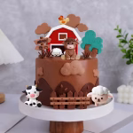 Set 8 Toppere Tort Tematică Fermă 3D Tort tematic maro decorat cu un set de toppere 3D reprezentând o fermă cu hambar, văcuță, oiță, tăuraș, gard și copaci.