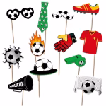 Detalii cu cele 12 piese din setul de props foto fotbal, incluzand minge in flacari, poarta, tricou rosu, manusa de portar rosie si megafon cu textul GOLAZO!.
