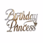 Detaliu cu decupajul caligrafic al topperului Birthday Princess din acril argintiu tip oglindă, finisat cu o mică inimioară, cu grosime premium de 3 mm.
