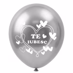 Detaliu cu un balon din latex argintiu chrome, dimensiune 30 cm, avand imprimat cu alb un design romantic cu inimi si mesajul Te Iubesc.