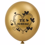 Detaliu cu un balon din latex auriu chrome, dimensiune 30 cm, avand imprimat cu negru un design romantic cu inimi si mesajul Te Iubesc.