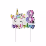 Lumanare alba din ceara cu forma de unicorn fundita colorata cifra 8 in nuante degrade si textul My 8th Birthday sustinuta de doua tije.