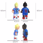 Dimensiuni figurine 3D fotbaliști Haaland și Dembele: înălțime 8.5 cm, lățime 4.5 cm, grosime 2.5 cm. Vedere din spate și lateral.