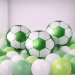 Baloane din folie in forma de minge de fotbal alb cu verde, asezate pe un pat de baloane din latex in nuante asortate de verde deschis si alb.
