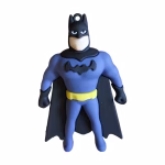 Figurină 3D decor tort din cauciuc siliconic, reprezentându-l pe Batman în costum gri cu negru și pelerină.