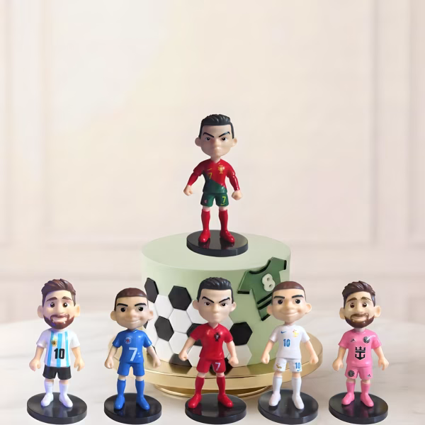figurina 3d topper tort fotbal Mockup cu figurine 3D pentru topper tort tematica fotbal, ilustrand jucatorii Ronaldo, Messi si Mbappe pe un tort decorat cu hexagoane.