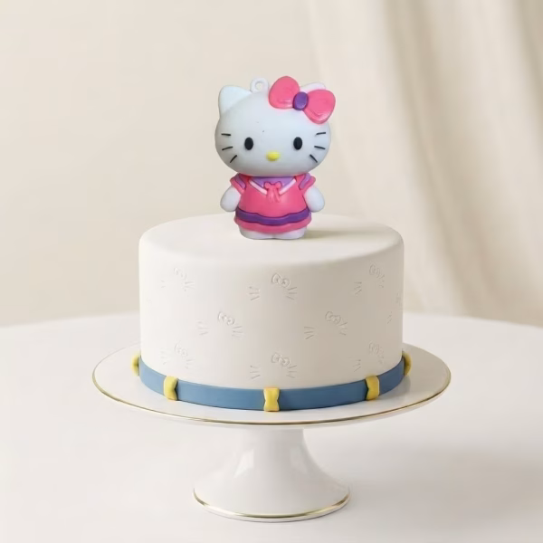 Figurină Hello Kitty 3D din silicon pentru topper tort, purtând o rochiță în nuanțe de roz și mov.