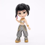 Figurină 3D decor tort, reprezentând o fată K-Pop cu păr negru prins, îmbrăcată în pantaloni largi și top argintiu cu detalii aurii.