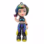 Figurină 3D decor tort din cauciuc siliconic, reprezentând o fată K-Pop cu păr scurt închis la culoare și ținută sport-cyberpunk sidefată.
