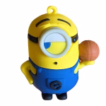 Figurină 3D pentru tort din cauciuc siliconic, reprezentând un Minion amuzant în salopetă albastră, cu ochelari specifici și o minge de baschet în mână.