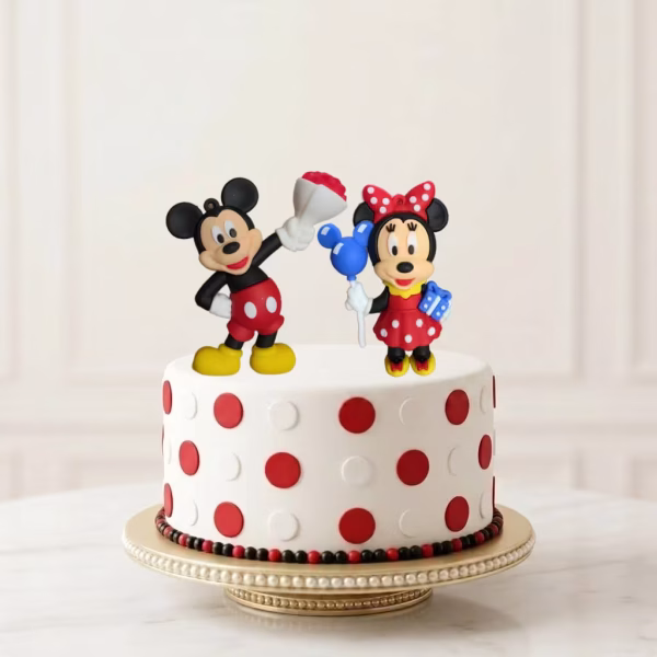 Setul A de figurine 3D pentru tort, în care Mickey Mouse ține un buchet de trandafiri roșii, iar Minnie Mouse, îmbrăcată în rochie roșie, ține un balon albastru și un cadou.