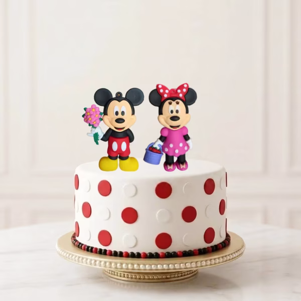 Setul B de figurine 3D pentru tort, în care Mickey ține un buchet de flori roz, iar Minnie este îmbrăcată într-o rochiță roz și ține un coșuleț albastru.