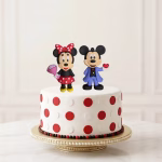Setul C de figurine 3D pentru tort, în care Mickey este îmbrăcat elegant într-un costum albastru și ține o inimioară roșie, iar Minnie ține un buchet mov.