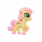 Figurină 3D pentru tort, reprezentând personajul Fluttershy (unicorn galben deschis cu coamă roz pastel).