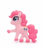 Figurină 3D decor tort din cauciuc siliconic, reprezentând personajul Pinkie Pie (ponei complet roz cu coamă cârlionțată).