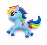 Figurină 3D din cauciuc siliconic pentru topper tort, reprezentând personajul Rainbow Dash (ponei albastru cu coamă în culorile curcubeului).