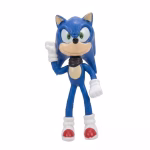 Figurină 3D decor tort, reprezentând personajul Sonic the Hedgehog din plastic albastru necasant, purtând o eșarfă neagră la gât și pantofi roșii.