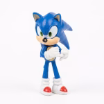 Figurină 3D pentru tort din plastic necasant, reprezentând personajul Tails din seria Sonic, de culoare galben-portocaliu, cu mănuși și pantofi albi.