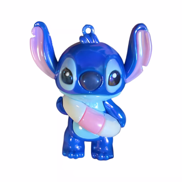 Figurină 3D decor tort din cauciuc siliconic, reprezentându-l pe Stitch stând în picioare cu un colac de salvare roz cu alb.