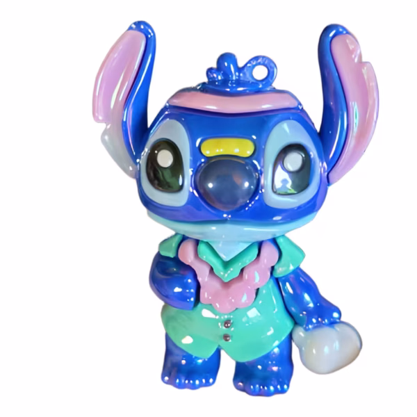 Figurină 3D decor tort din cauciuc siliconic, reprezentând personajul Stitch cu o ghirlandă de flori hawaiană la gât și o băutură în mână.