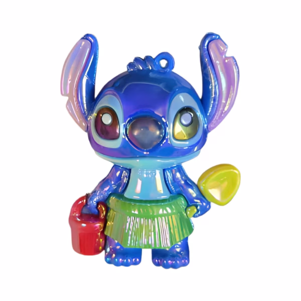 Figurină 3D pentru tort din cauciuc siliconic, reprezentând personajul Stitch purtând o fustă Hula verde, ținând o găletușă roșie și o lopățică.
