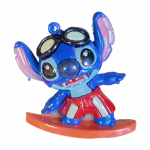 Figurină 3D din cauciuc siliconic pentru topper tort, reprezentându-l pe Stitch pe o placă de surf, purtând șort roșu și ochelari de aviator pe cap.