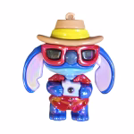 Figurină 3D decor tort din cauciuc siliconic, reprezentându-l pe Stitch îmbrăcat ca turist, cu pălărie, ochelari de soare roșii, cămașă și aparat foto.