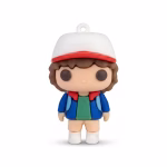 Figurină 3D pentru tort din cauciuc siliconic, reprezentând personajul Dustin din Stranger Things, purtând șapca sa celebră și rucsacul.