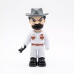 Figurină 3D din plastic necasant pentru topper tort, reprezentând un șerif cu mustață, pălărie și uniformă (inspirat de Hopper), ținând o lanternă.