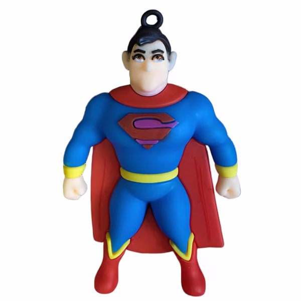 Figurină 3D din cauciuc siliconic pentru topper tort, reprezentându-l pe Superman în costum albastru cu pelerină roșie.