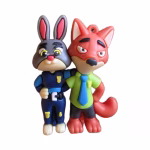 Figurină 3D din cauciuc siliconic pentru topper tort, reprezentând personajele Judy Hopps (în uniformă de poliție) și Nick Wilde stând îmbrățișați ca prieteni.