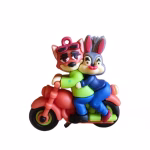 Figurină 3D decor tort din cauciuc siliconic, reprezentându-i pe Nick Wilde și Judy Hopps mergând pe o motocicletă roșie.
