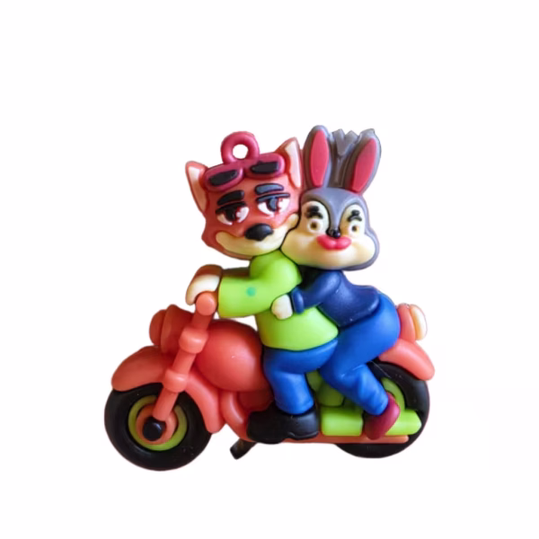 Figurină 3D decor tort din cauciuc siliconic, reprezentându-i pe Nick Wilde și Judy Hopps mergând pe o motocicletă roșie.