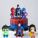 Figurină Topper Tort Supereroi 3D Prezentare pe un tort tematic Spider-Man a celor 6 modele de figurine 3D Supereroi, realizate din cauciuc siliconic necasant.