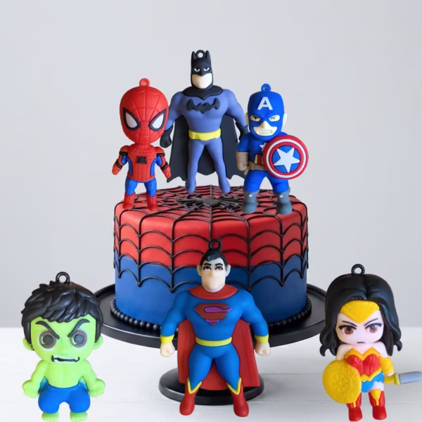 Figurină Topper Tort Supereroi 3D Prezentare pe un tort tematic Spider-Man a celor 6 modele de figurine 3D Supereroi, realizate din cauciuc siliconic necasant.