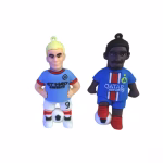 Figurine 3D topper tort reprezentându-i pe fotbaliștii Haaland și Dembele, văzuți din față.