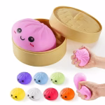 jucarie squishy dumpling surpriza 6cm Jucarie squishy in forma de galusca asiatica zambitoare in recipient de bambus, ilustrata alaturi de maini care o strang si variante de culori multiple.