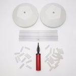 Componentele suportului pentru arcada de baloane incluzand doua baze albe umplubile cu apa stalpi din fibra de sticla accesorii de prindere si o pompa manuala rosie.
