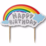 Detaliu cu lumanarea de tort in forma de curcubeu si norisori, cu textul Happy Birthday din sclipici argintiu stralucitor, prevazuta cu suporturi din lemn.
