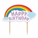 Detaliu cu lumanarea de tort in forma de curcubeu si norisori cu textul Happy Birthday din sclipici roz stralucitor prevazuta cu suporturi din lemn.
