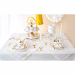 Decor complet de masa eleganta pentru evenimente (botez, prima impartasanie), in care suportul etajat pentru prajituri alb cu auriu reprezinta piesa centrala alaturi de un tort alb.