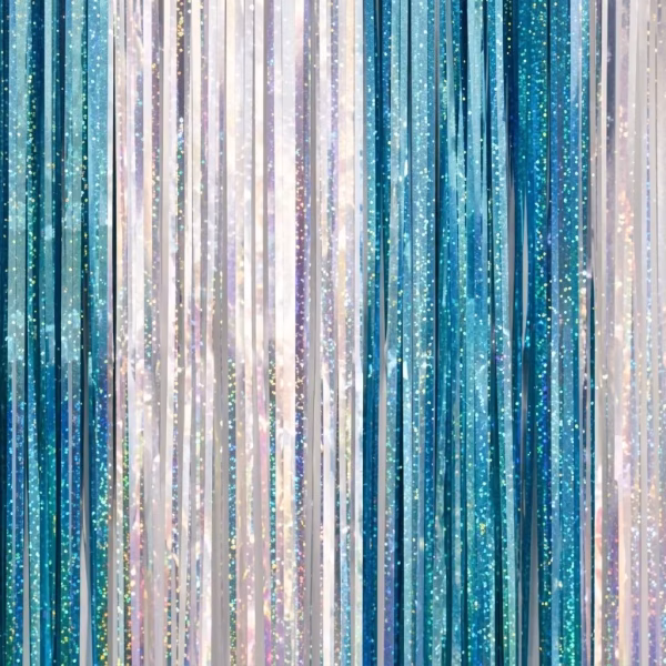 Perdea Tinsel Argintiu Si Bleu Detaliu cu franjurii din folie metalizata in nuante combinate de argintiu holografic si bleu sclipitor pentru perdeaua decorativa de petrecere.